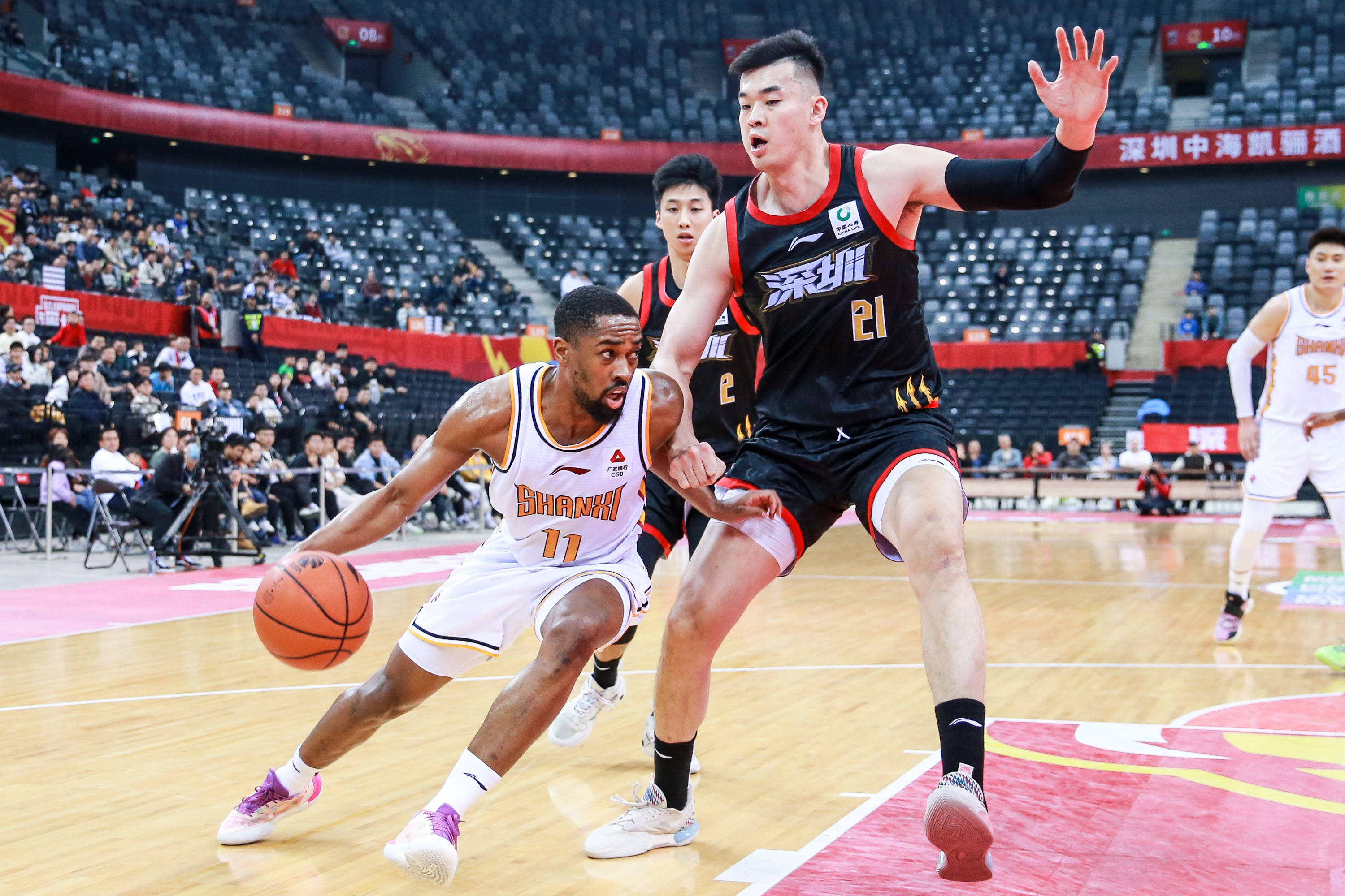 这名年轻边 这名年轻边